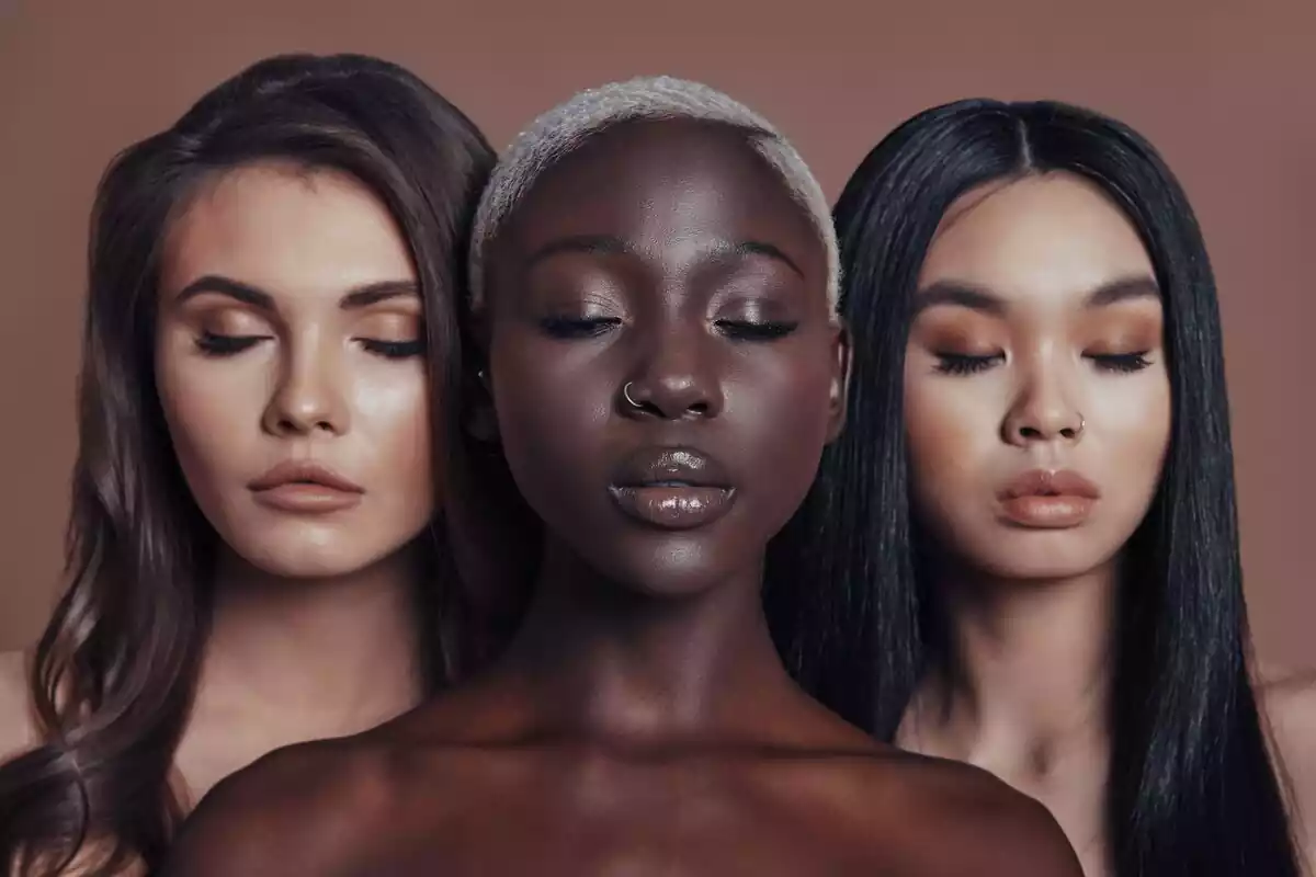 Tres mujeres mirando de cara con los ojos cerrados