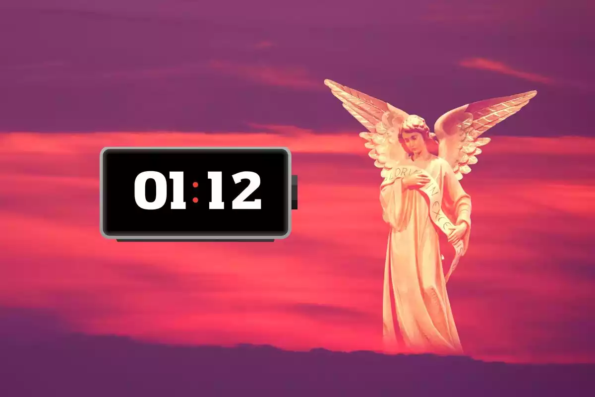 Un ángel en el cielo con un marcador a la izquierda y la hora 01:12