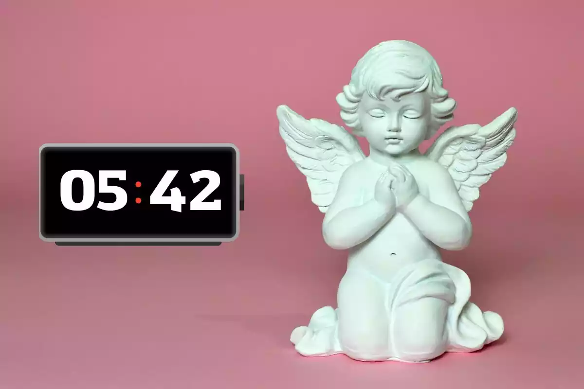 Un ángel sobre un fondo rosa y la hora 0542