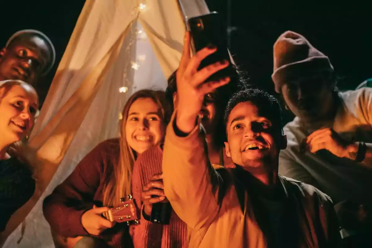 Un grupo de amigos felices y disfrutando de una noche juntos en medio de la naturaleza