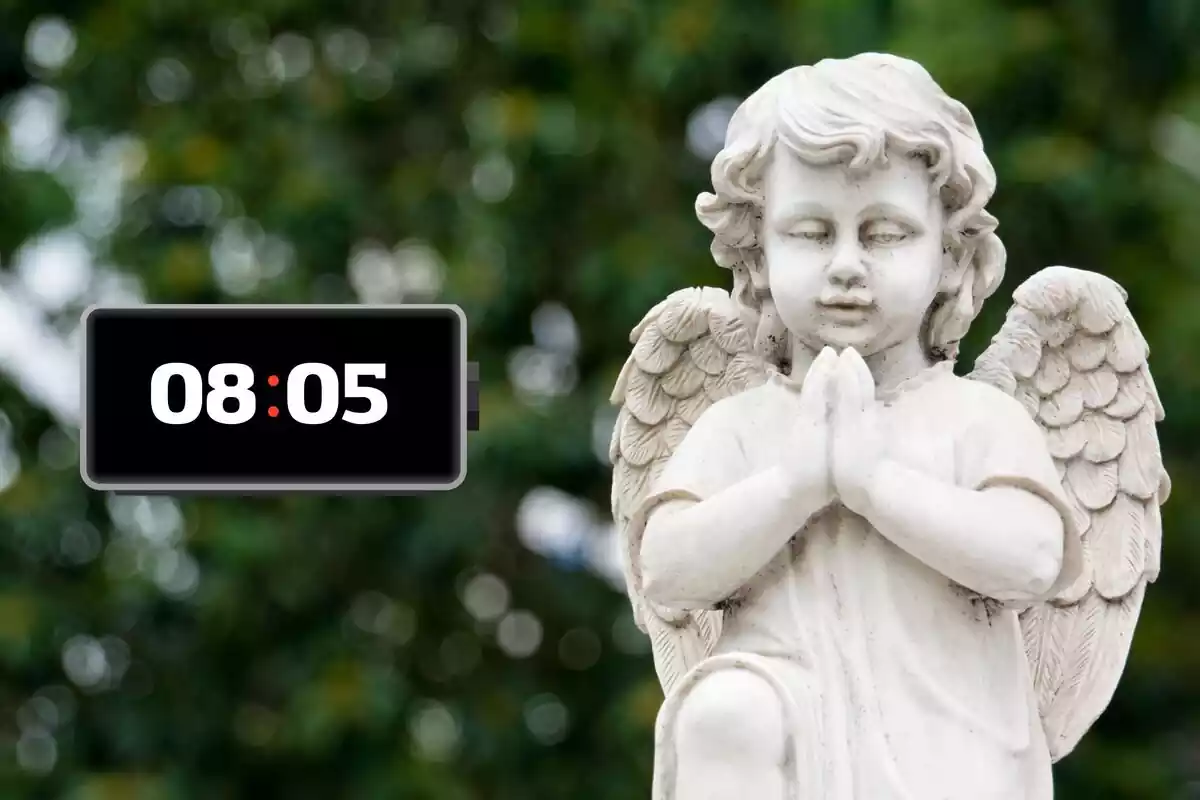 Una estatua de un ángel y un marcador al lado con la hora 08:05