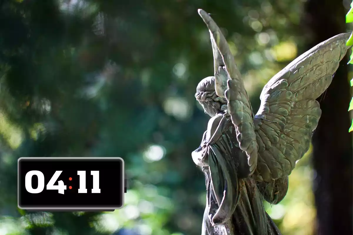 Una estatua de un ángel y un marcador con el número 411