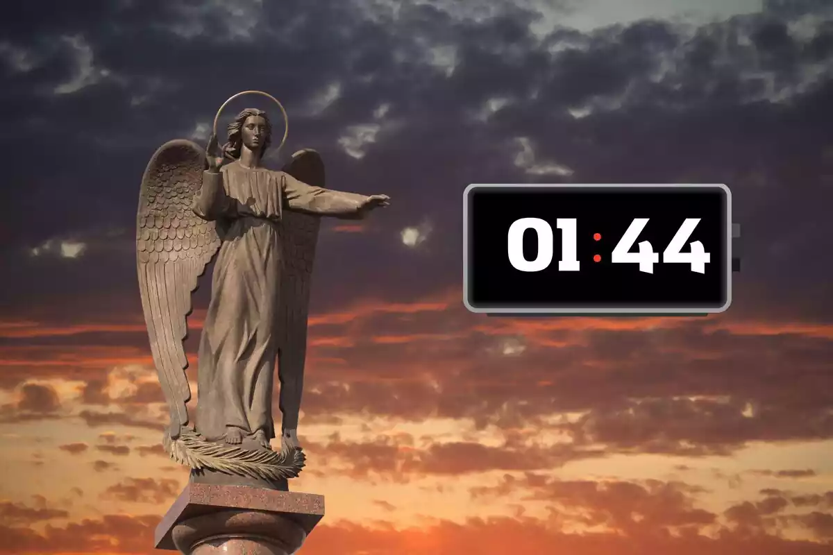 Una estatua en un cielo nublado y la hora 01:44