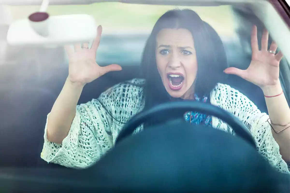 Una mujer al volante chillando enfadada