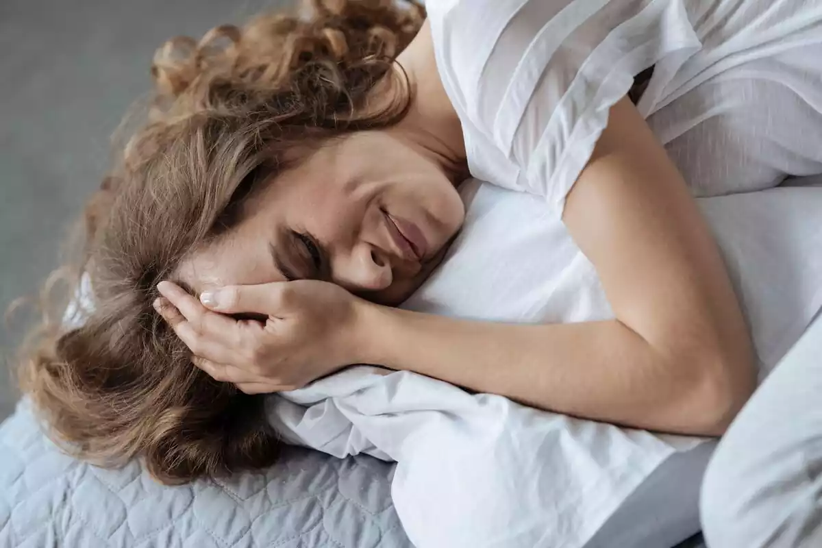 Una mujer infeliz llorando