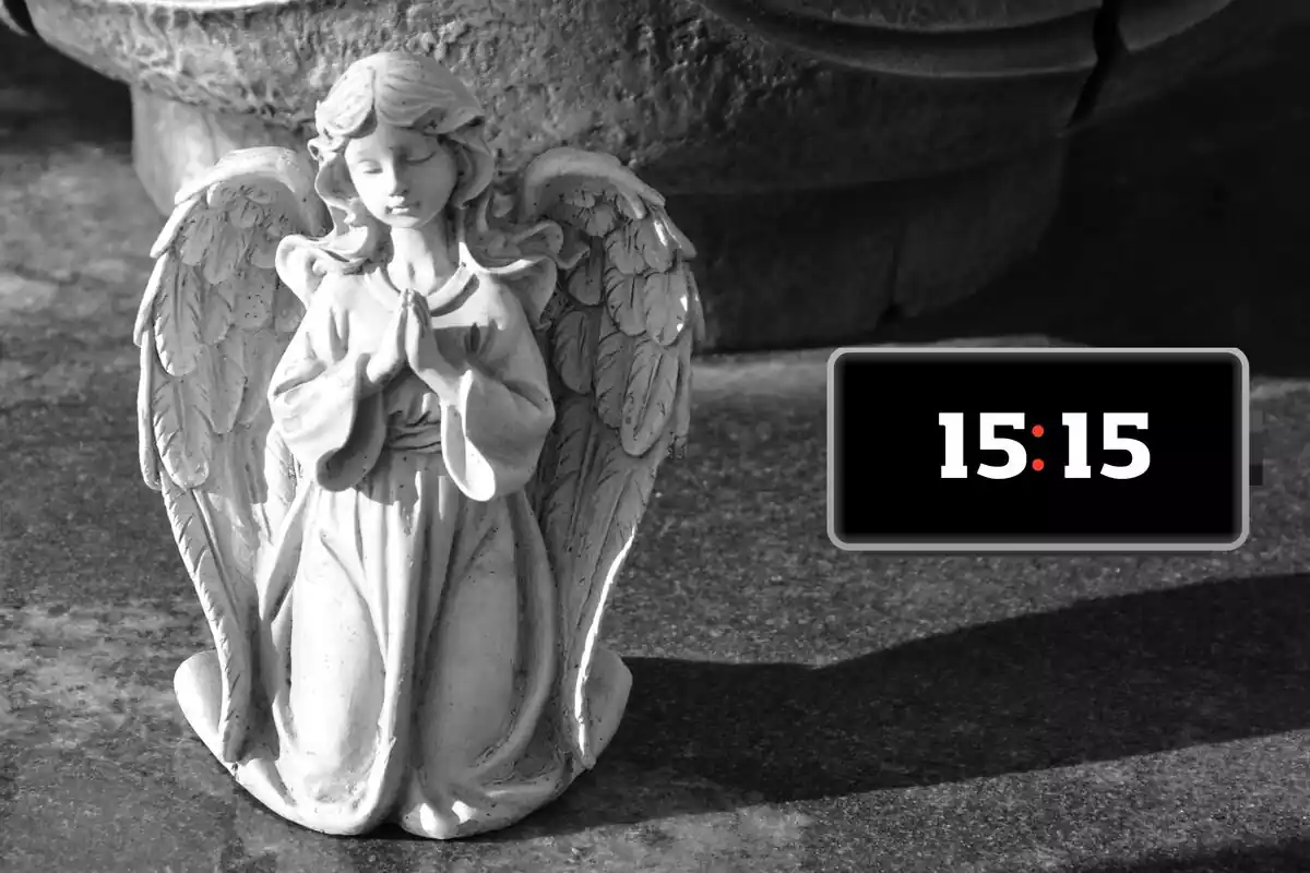 Una pequeña estatua de un ángel rezando y un marcador a su derecha con la hora 15:15