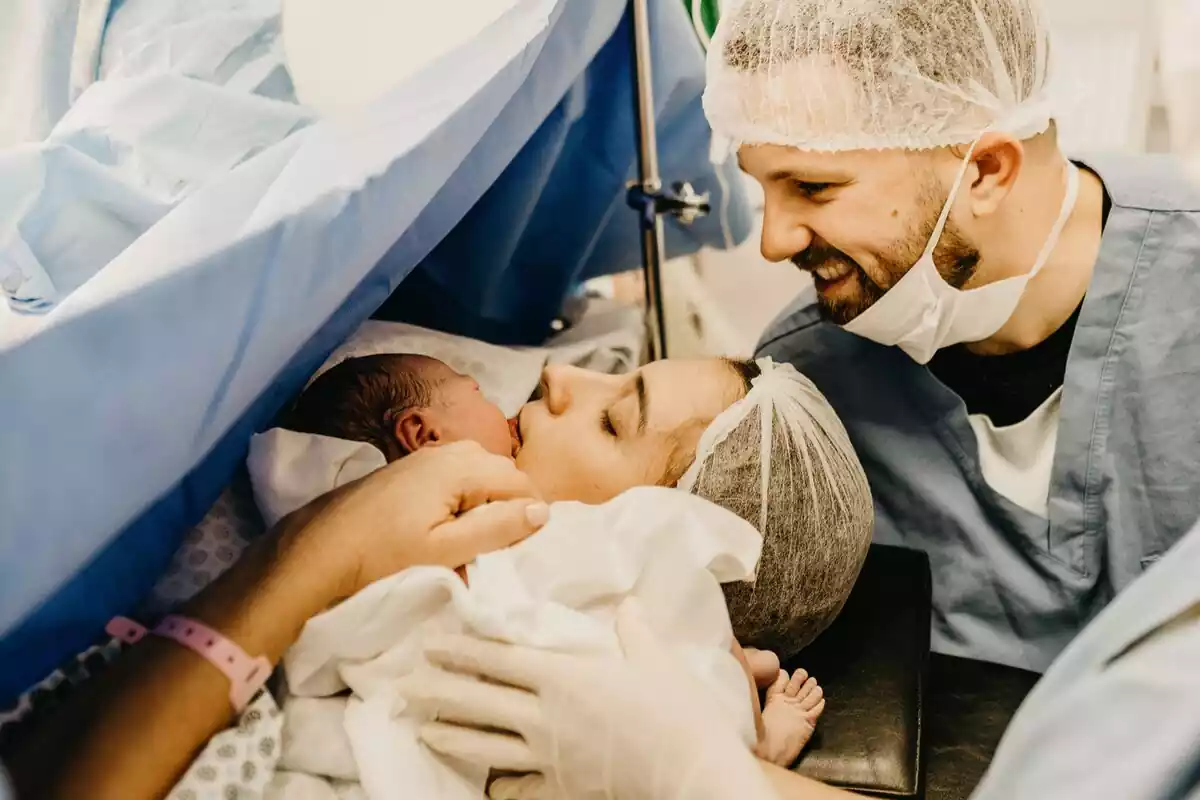 El momento del nacimiento de un bebé y el parto de una mujer junto a su marido