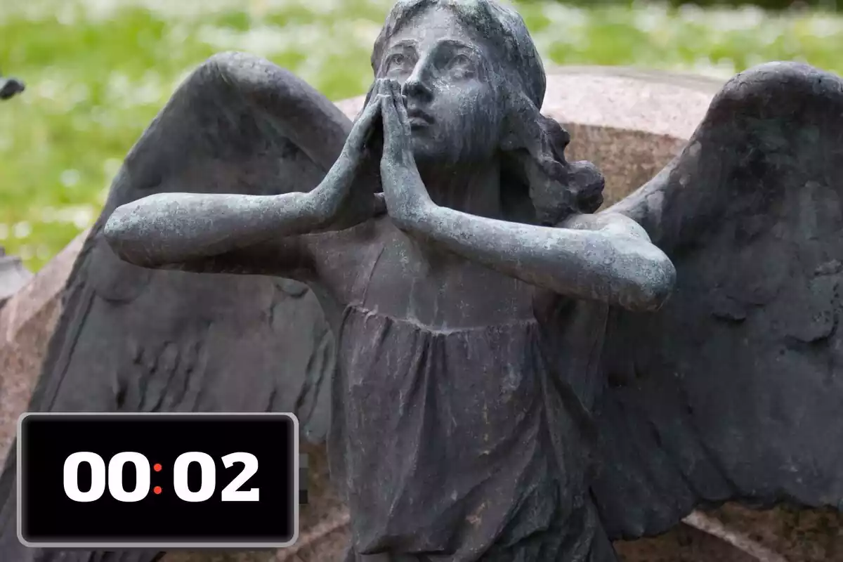 Una estatua de un ángel y el contador con la hora 0002