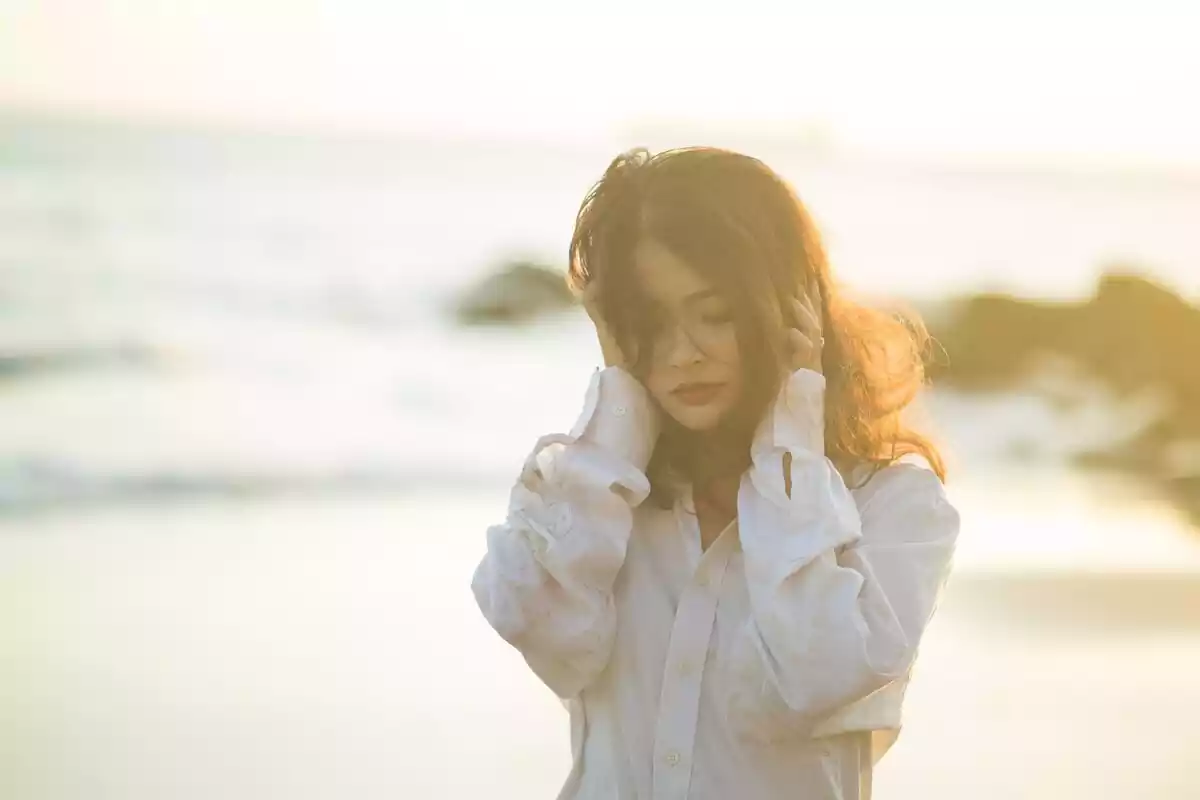 Una mujer en el mar sola