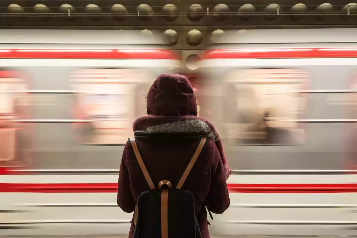 Una mujer esperando el tren