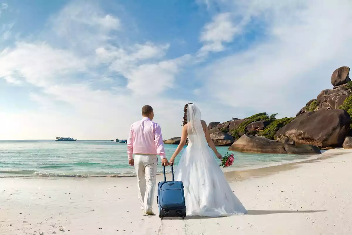 Una pareja de viaje de luna de miel vestidos de novios