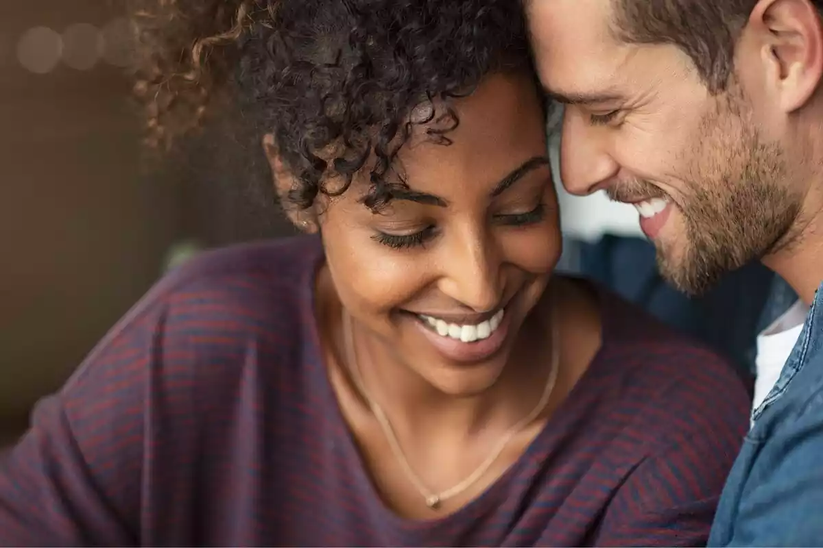 Una pareja enamorada sonriendo