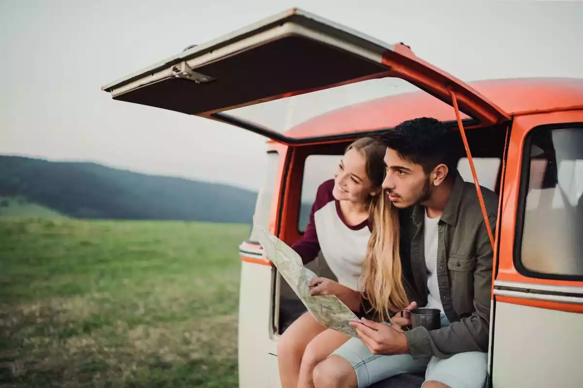 Una pareja viajando en una carabana