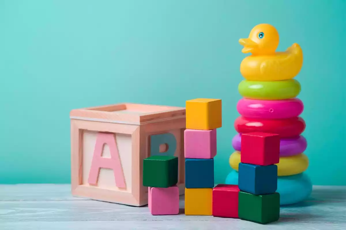 Varios juguetes de niños sobre un fondo azul