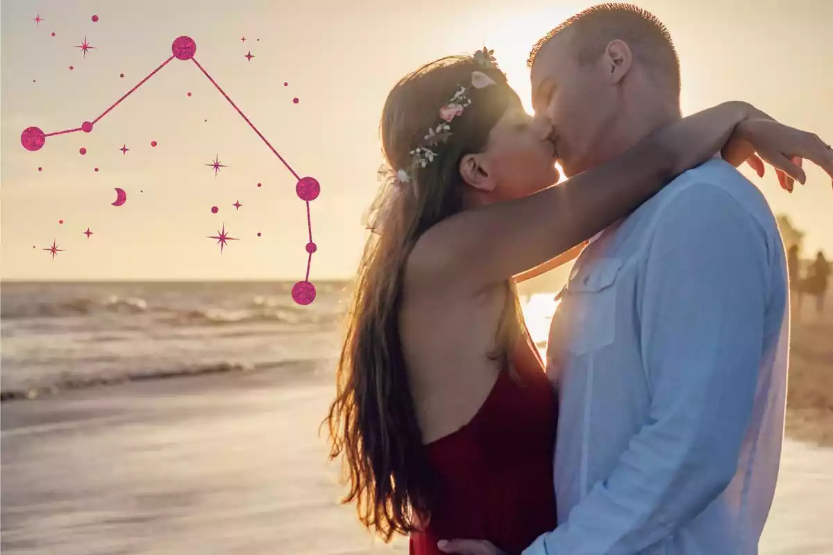 Una pareja besándose en la playa y el signo de Aries en la izquierda