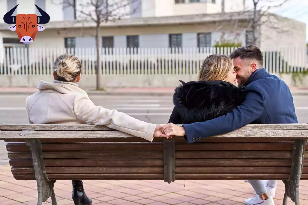 Una pareja sentada en el banco besándose y el chico cogiendo de la mano a otra chica junto al logo de tauro en la izquierda