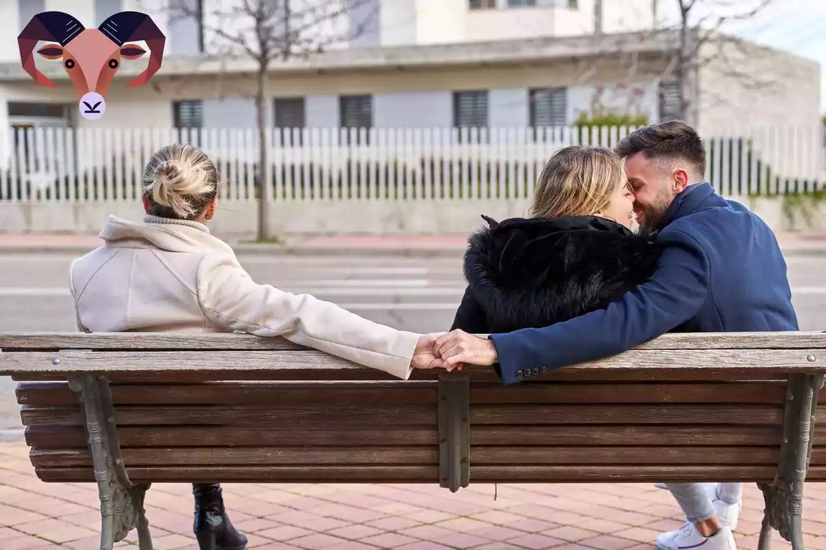 Una pareja sentada en un banco besándose y otra chica sentada dándole la mano al chico con el signo de Aries arriba