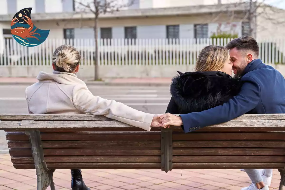 Una pareja sentada en un banco dándose un beso y una chica cogiéndole la mano al chico junto al símbolo de cáncer al lado