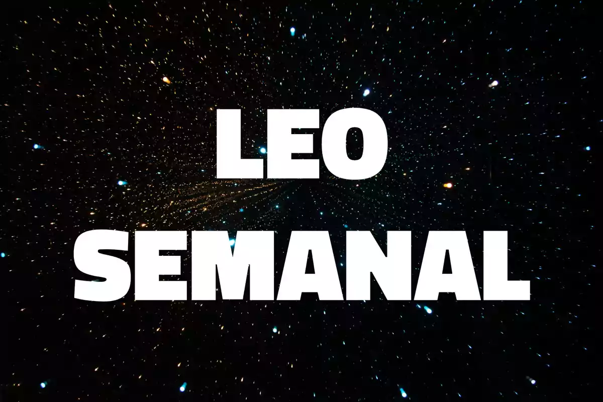 Texto Leo Semanal en letras blancas grandes sobre un fondo de estrellas en el espacio