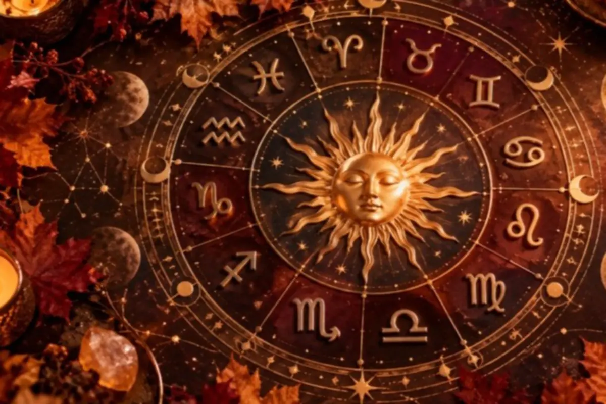 Ilustración mística de un círculo zodiacal dorado con el sol al centro rodeado de símbolos de los doce signos entre hojas otoñales y velas encendidas Ilustración mística de un círculo zodiacal dorado con el sol al centro rodeado de símbolos de los doce signos entre hojas otoñales y velas encendidas